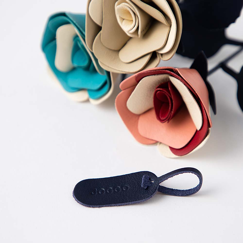 革のブーケ（バラ）３本 - ＪＯＧＧＯのロゴが刻印されたブランドタグが付いています。タグの色でアクセントを加えても素敵です。タグは取り外しも可能です。