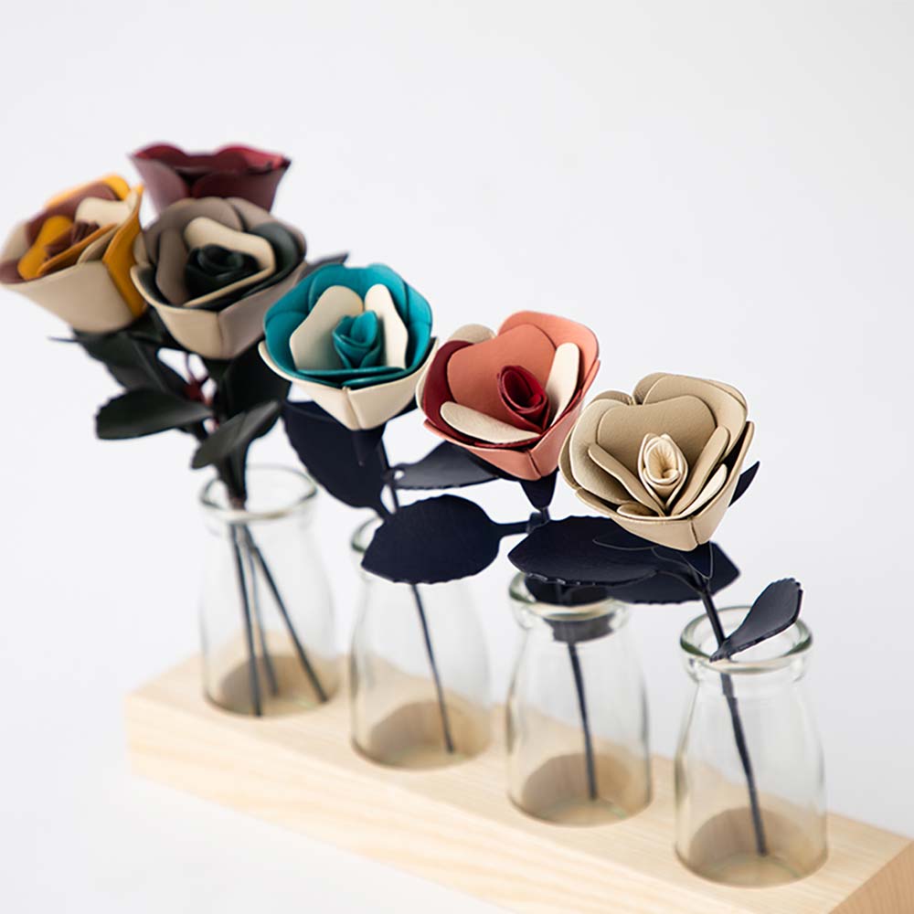 革のブーケ（バラ）３本 - 3本を1つの花瓶に挿して飾ることはもちろん、1本ずつ一輪挿しに飾るのもおすすめです。