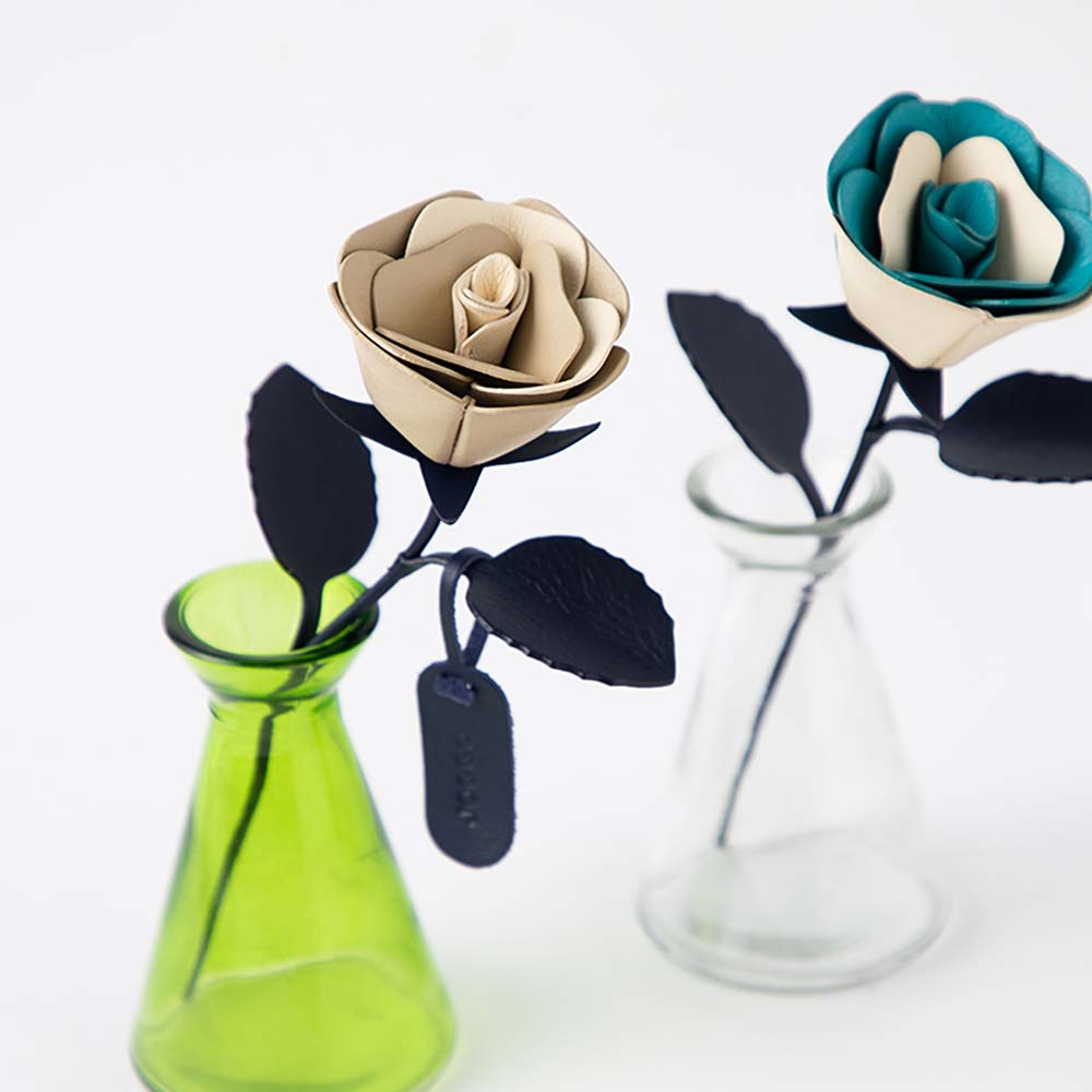 革のブーケ（バラ）３本 - 葉と茎は革を巻いたワイヤーできているため、お好みで角度を調節できます。※角度をつけすぎたり何度も曲げを繰り返すと、革にシワや割れがおこる恐れがあります。