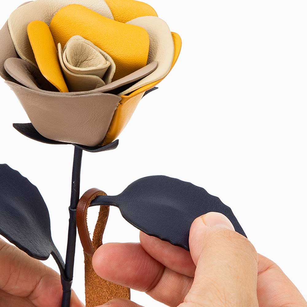 革のブーケ（バラ）３本 - 革の花びら1枚1枚まで丁寧に縁を「コバ塗り」で仕上げています。