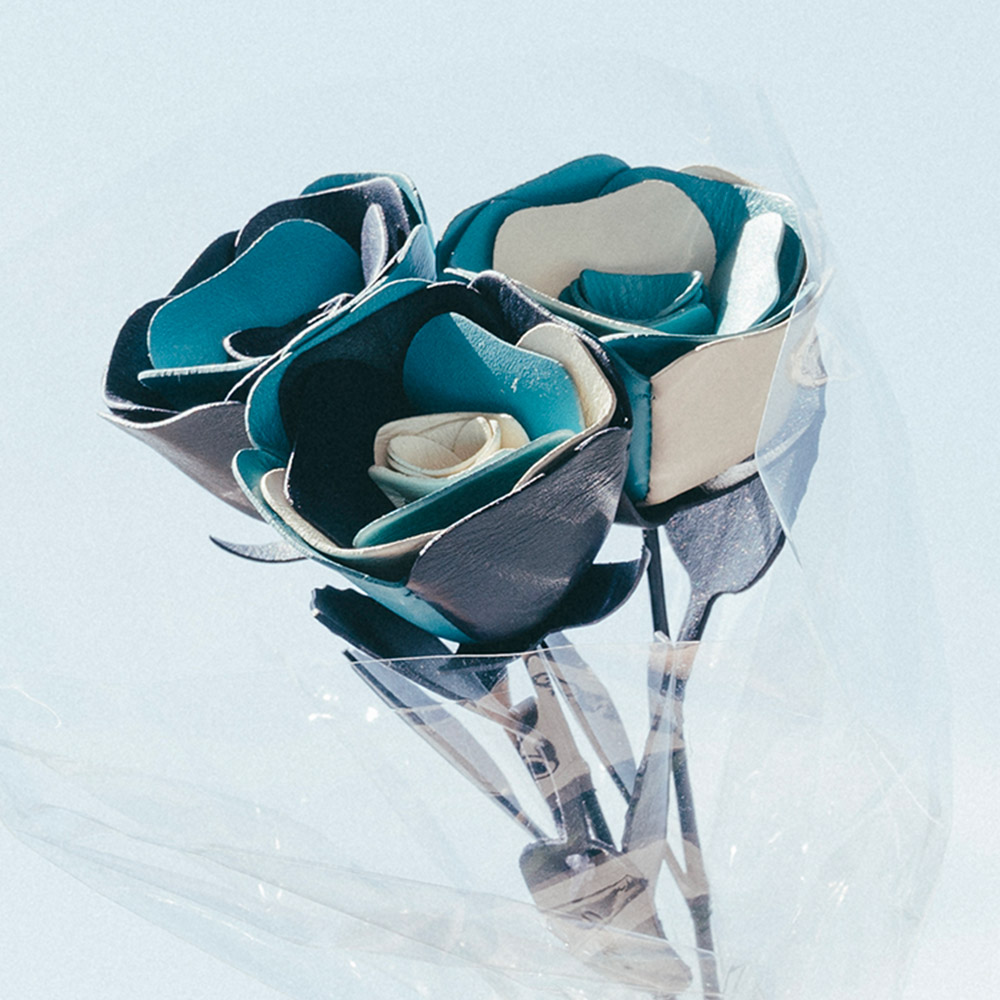 革のブーケ（バラ）３本 - 使用色カラー：ミッドナイトネイビー・ターコイズブルー・アイボリーホワイト