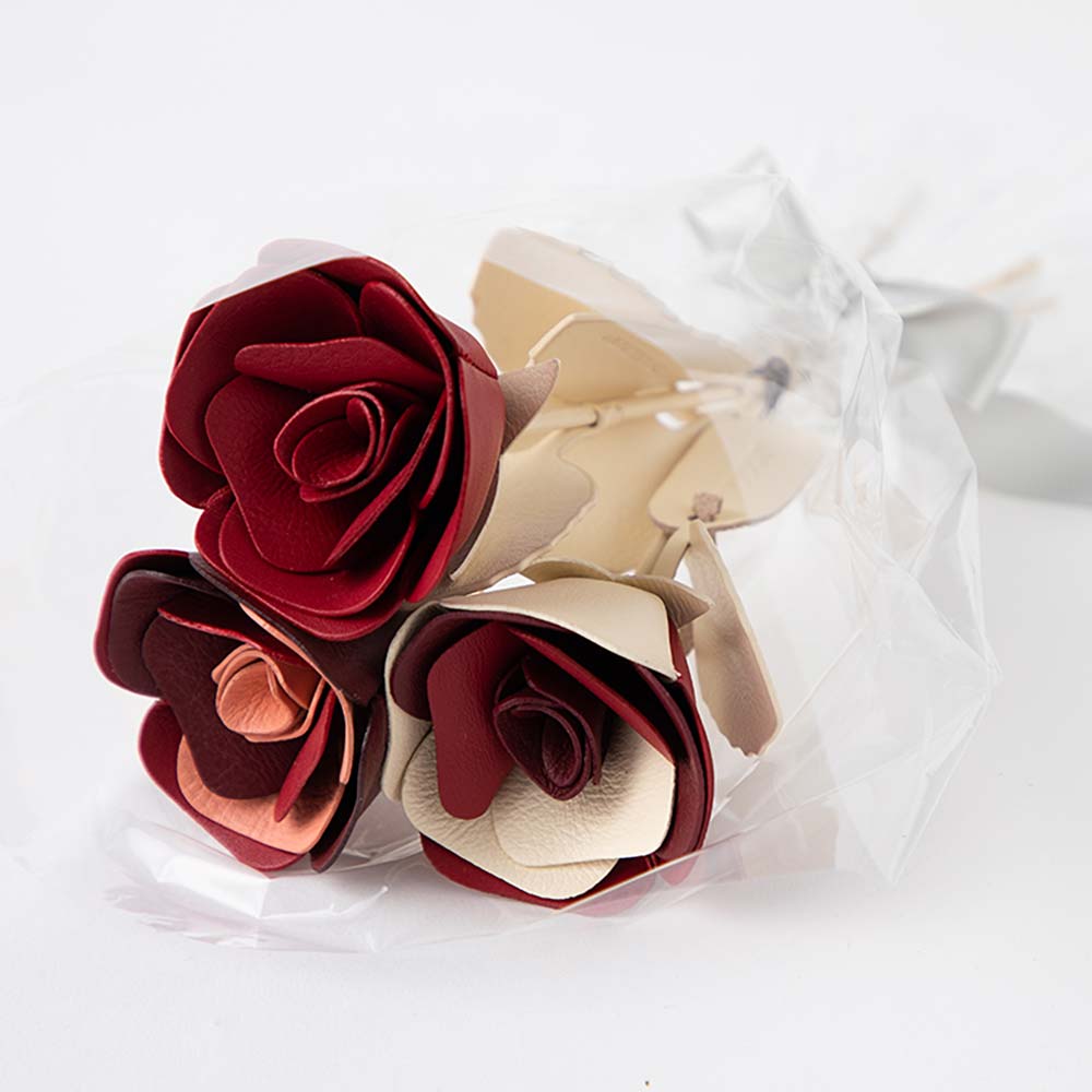 革のブーケ（バラ）３本 - ギフト・プレゼントとしてそのままお渡しできるよう、オリジナルのブーケギフトラッピングをして大切にお届けします。