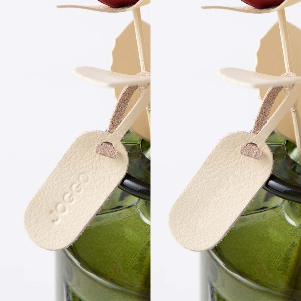 革のブーケ（バラ）３本 - ブランドタグにロゴが刻印されています。ロゴ刻印をなしにすると右側のようにタグのみついてきます。