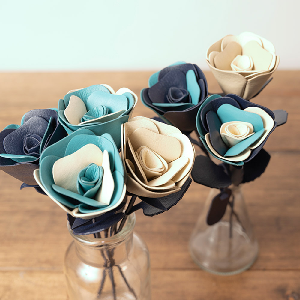 革のブーケ（バラ）３本 - ※7本イメージです。（使用色カラー：ミッドナイトネイビー・ターコイズブルー・ナチュラルベージュ・アイボリーホワイト）