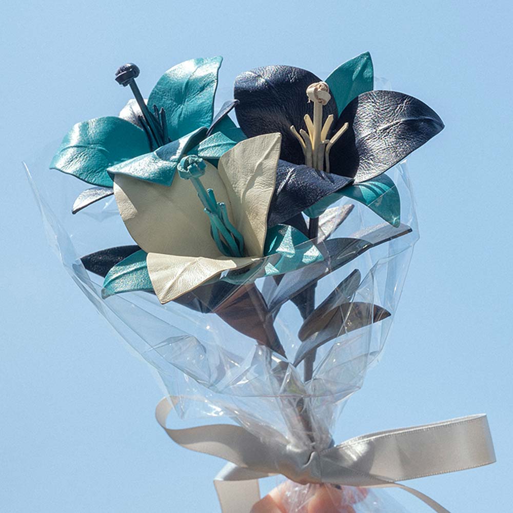 革のブーケ（ユリ）３本 - 『ユリ』をモチーフにした革の一輪花を3本セットにしたオリジナルブーケ。大切な方へのギフトとして贈れば、いつもは言えない素直な気持ちを伝えられます。高級本革で丁寧に作られたユリの花。1本1本に想いをこめて、カスタマイズを楽しんでみてください。