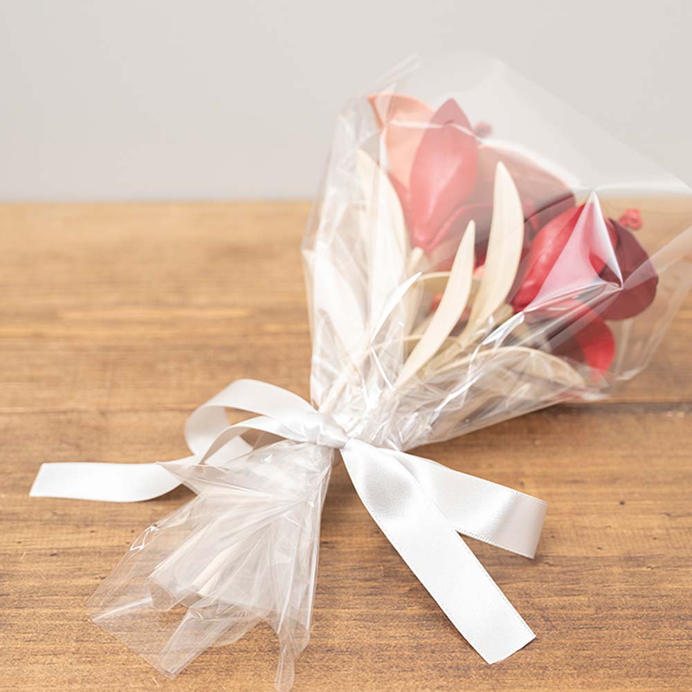 革のブーケ（ユリ）３本 - 渡したときに喜んでいただけるよう、画像のようなブーケラッピングを施した状態で大切にお送りいたします。ブーケの状態でお手元に届くため、プレゼント・ギフトとしてそのままお渡しいただけます。