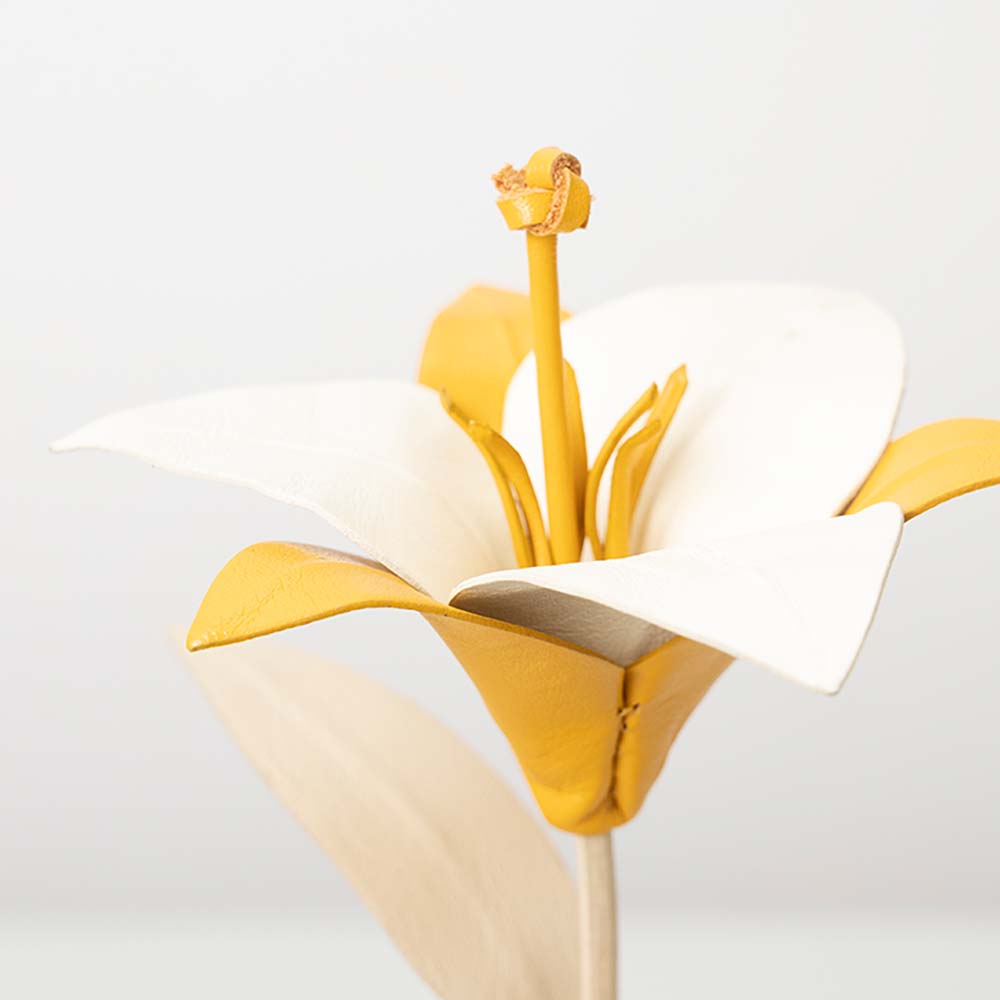 革のブーケ（ユリ）３本 - 花びらの縁は、1枚1枚コバ塗りで丁寧に仕上げています。3本すべてカラーカスタマイズが可能で、花びらは2色使用できます。3本すべて同じ色でもおしゃれですが、3本ともカラーを変えればまた違った印象に仕上げられます。