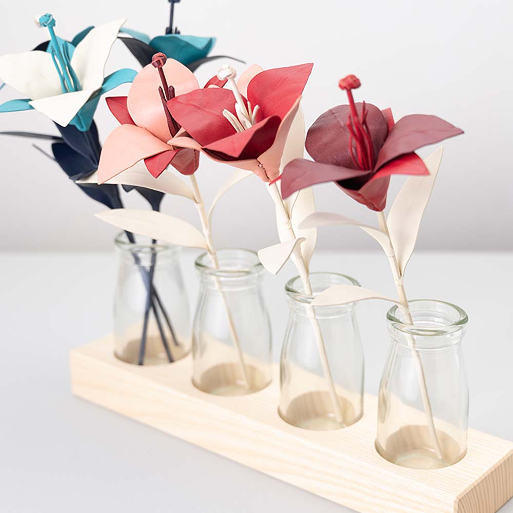 革のブーケ（ユリ）３本 - 3本のユリは、バラバラに飾ることも可能です。まとめて花瓶に飾ってもいいですが、1本ずつ、一輪挿しにしてお好きな場所に飾るのもおすすめです。