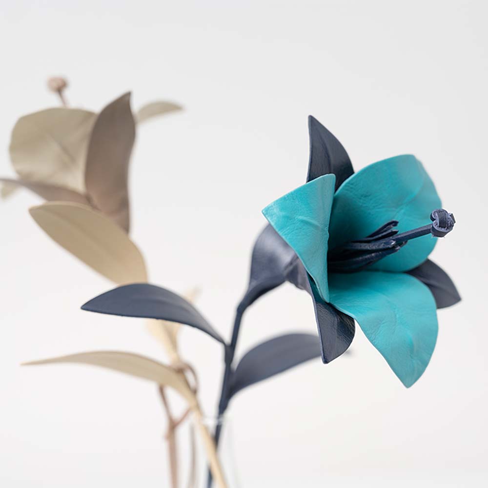 革のブーケ（ユリ）３本 - 葉と茎の中心にはワイヤーを入れているため、お好きな角度にご調整いただけます。1本ずつ花の向きを変えてあげると、インテリアアイテムとして素敵な雰囲気をつくれます。※角度をつけすぎたり何度も曲げを繰り返すと、革にシワや割れがおこる恐れがあります