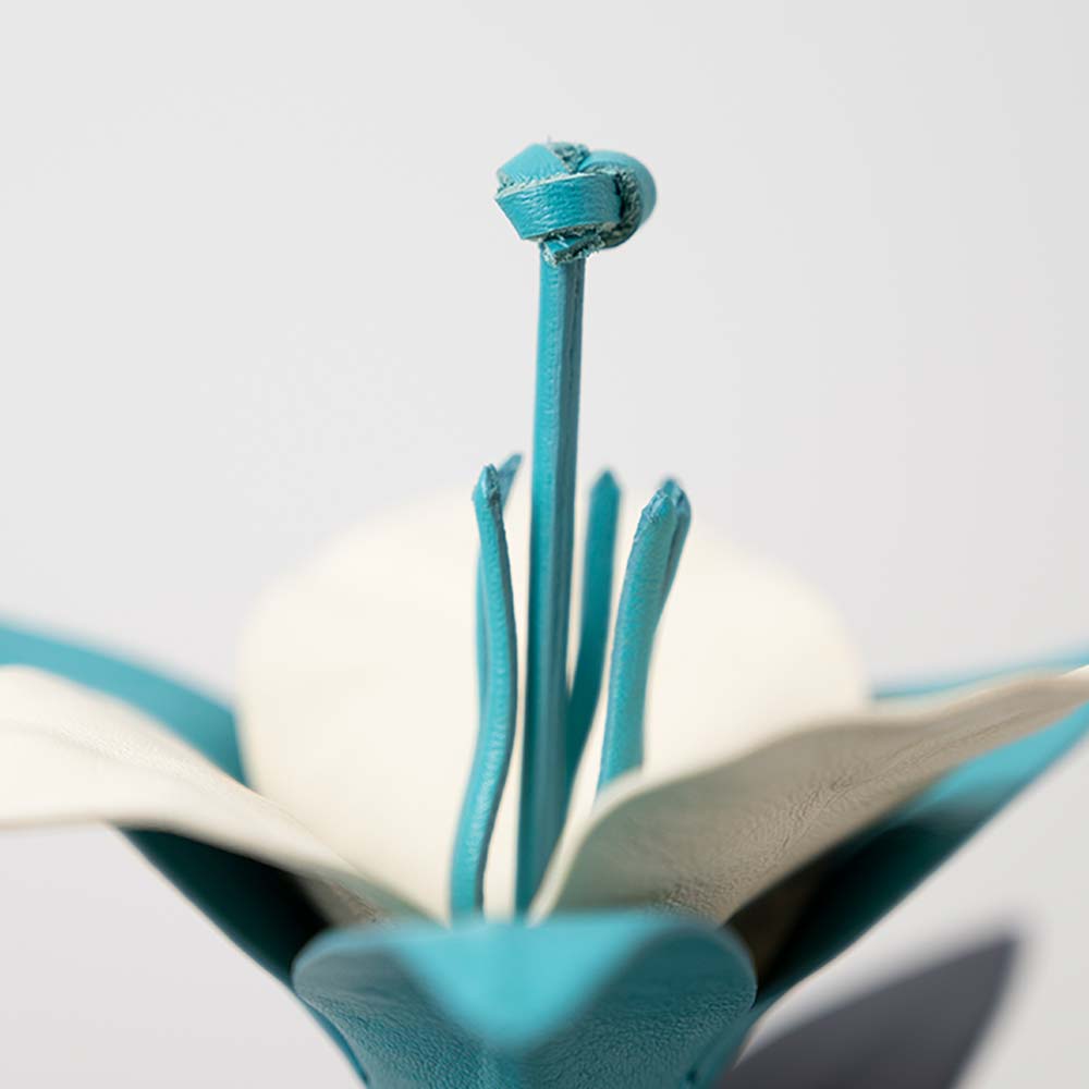 革のブーケ（ユリ）３本 - おしべ・めしべは、デザイナーのこだわりポイント。革の細さや長さを細かく調整し、ユリらしさを表現しました。めしべの先端の革は、あえてコバ塗りをしないことで、本物の雰囲気に近づけています。