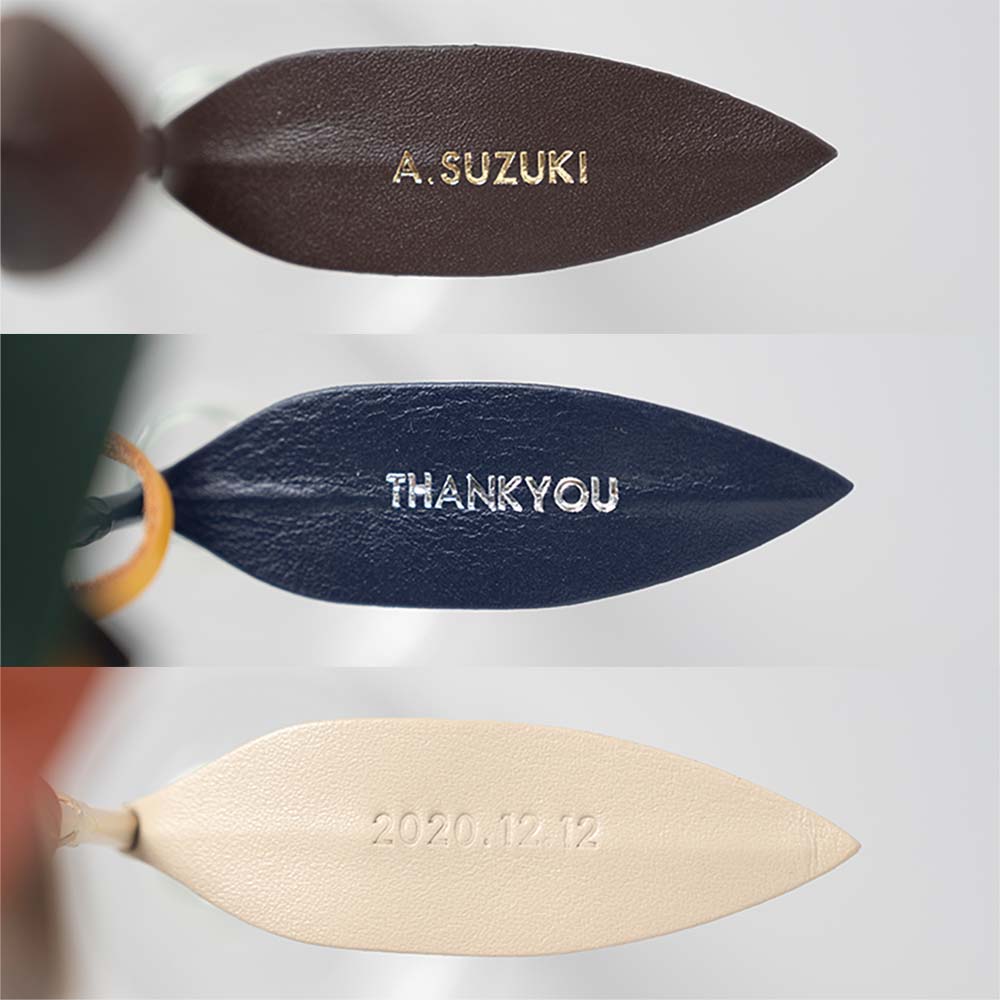 革のブーケ（ユリ）３本 - 一番下の葉っぱにお名前やイニシャルを無料で刻印できます。お名前やイニシャル、メッセージや記念日などを入れることでより特別なプレゼントに。※刻印が入るのは1本のみです。