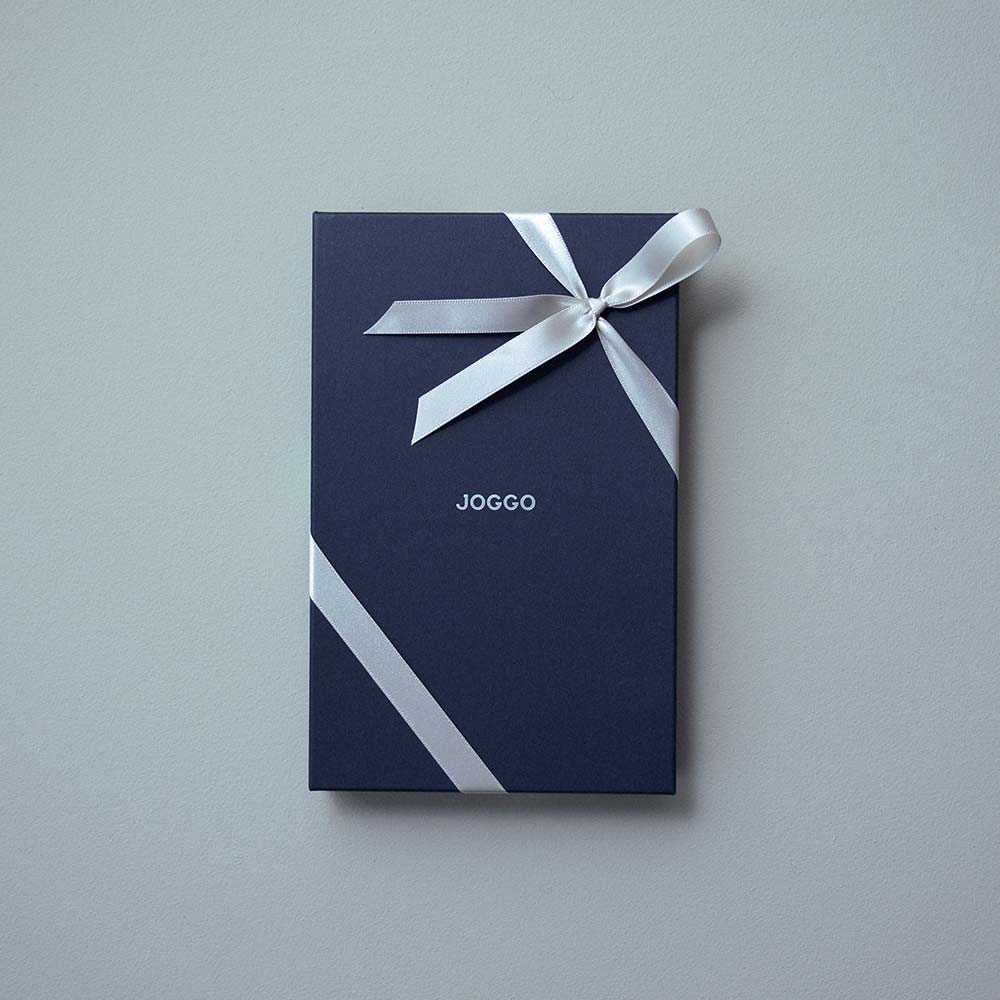 四角いレザーコードサコッシュ - 「ギフトラッピング」をお選びいただいた場合、
アイテムの大きさに合った化粧箱に入れてお届けします。高級感のある濃紺の化粧箱で、想いを伝える瞬間を素敵に演出します。