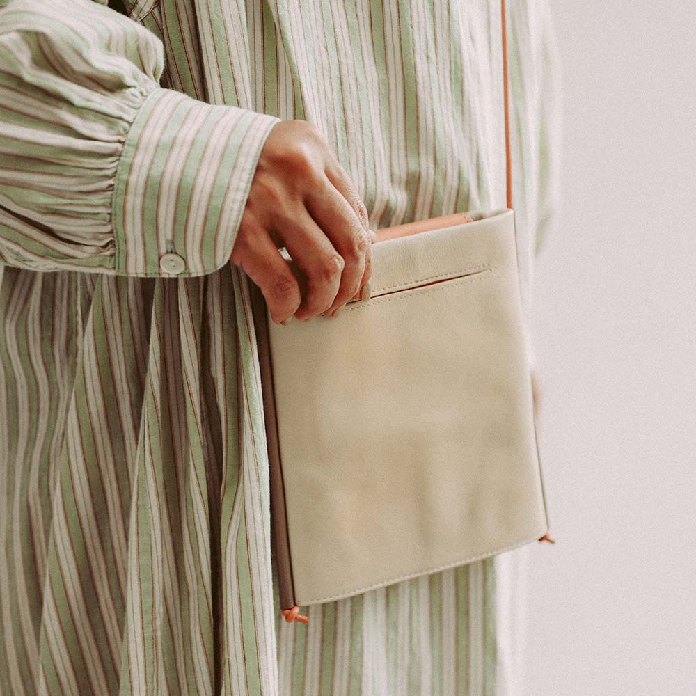 四角いレザーコードサコッシュ 画像 3