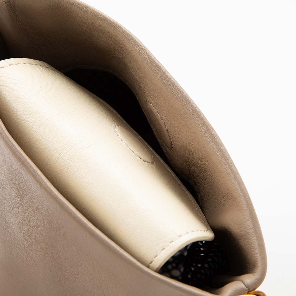 四角いレザーコードサコッシュ - フラップがついているため、中のものが落ちにくい設計に。マグネット式のとめ具になっているため、フラップを中へ入れると自然にとまります。取り出しのストレスが軽減されたデザインです。