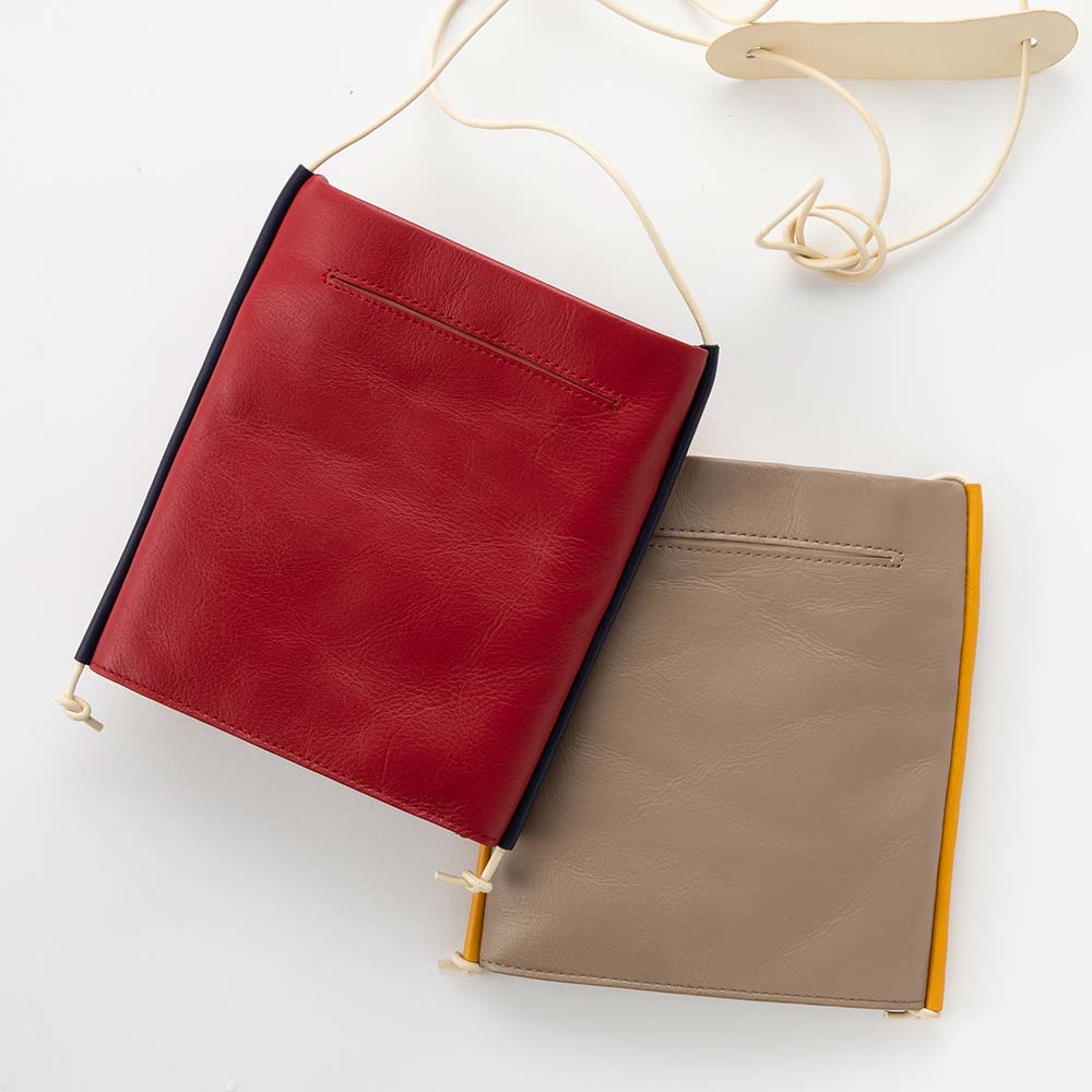 四角いレザーコードサコッシュ - レザーコードは身長や用途に合わせて調整可能です。下の結び目や肩部分を結ぶことで長さを変えられます。明るい色をチョイスすれば、おしゃれのポイントになるレザーバッグです。