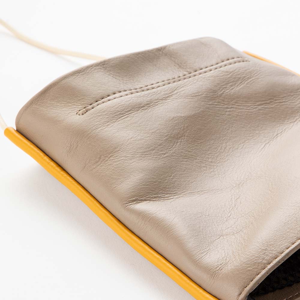 四角いレザーコードサコッシュ - 本体とコードは本革で贅沢に作られています。オリジナルレザーは最初から柔らかめですが、使い込むほどさらになじんで使いやすくなります。