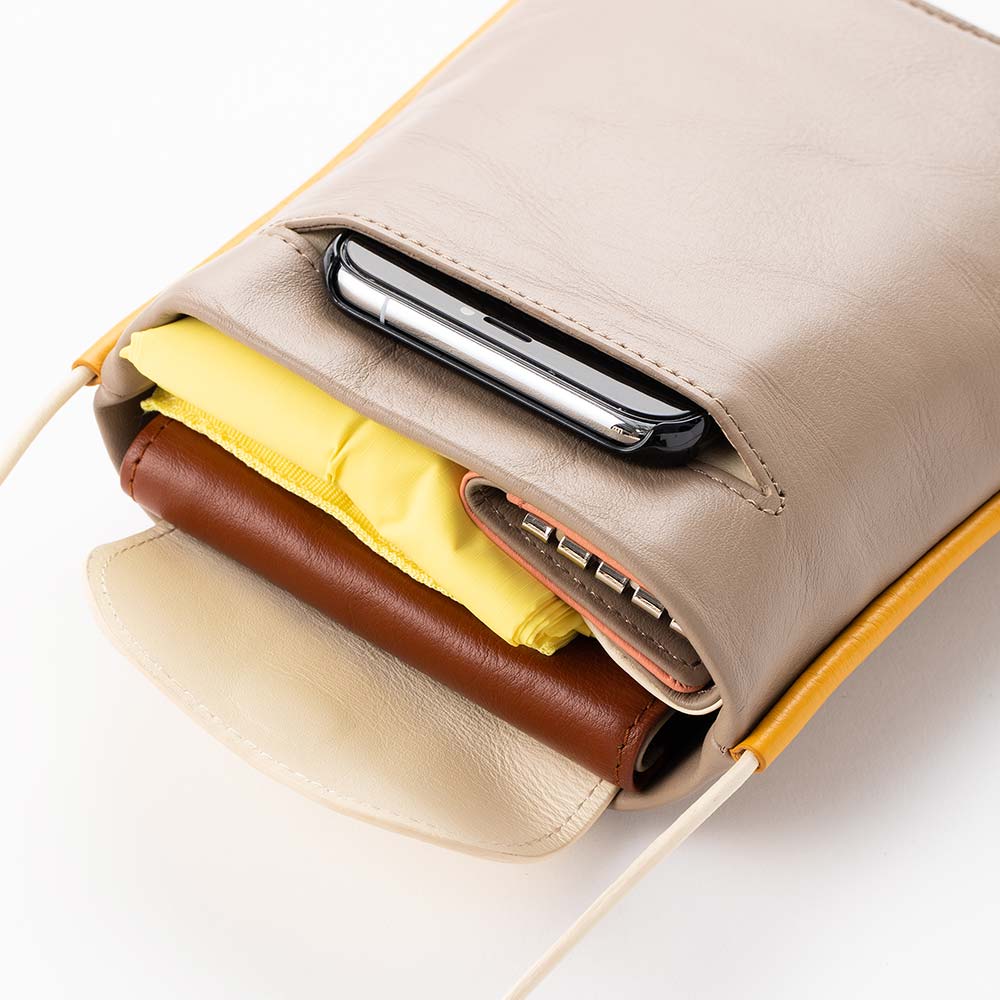 四角いレザーコードサコッシュ - 中ポケットとは別に外ポケットもあるため、スマホや小物入れとして使えます。大切なスマートフォンを傷つけることなく小分け収納が可能です。