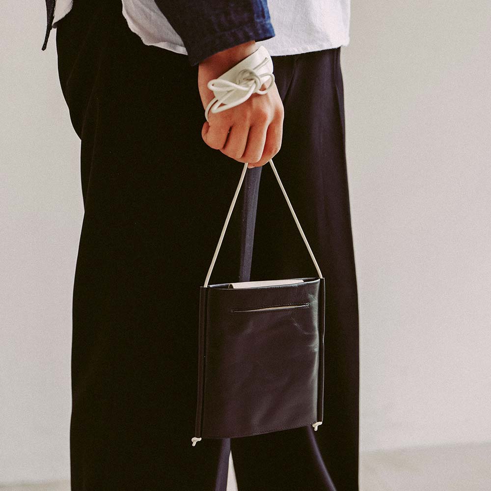 四角いレザーコードサコッシュ 画像 2