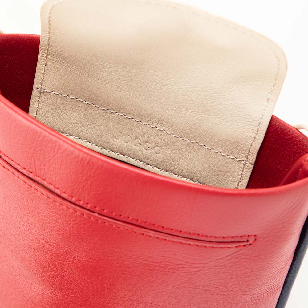 四角いレザーコードサコッシュ - ＪＯＧＧＯのロゴ刻印はフラップを開いた内側に入ります。