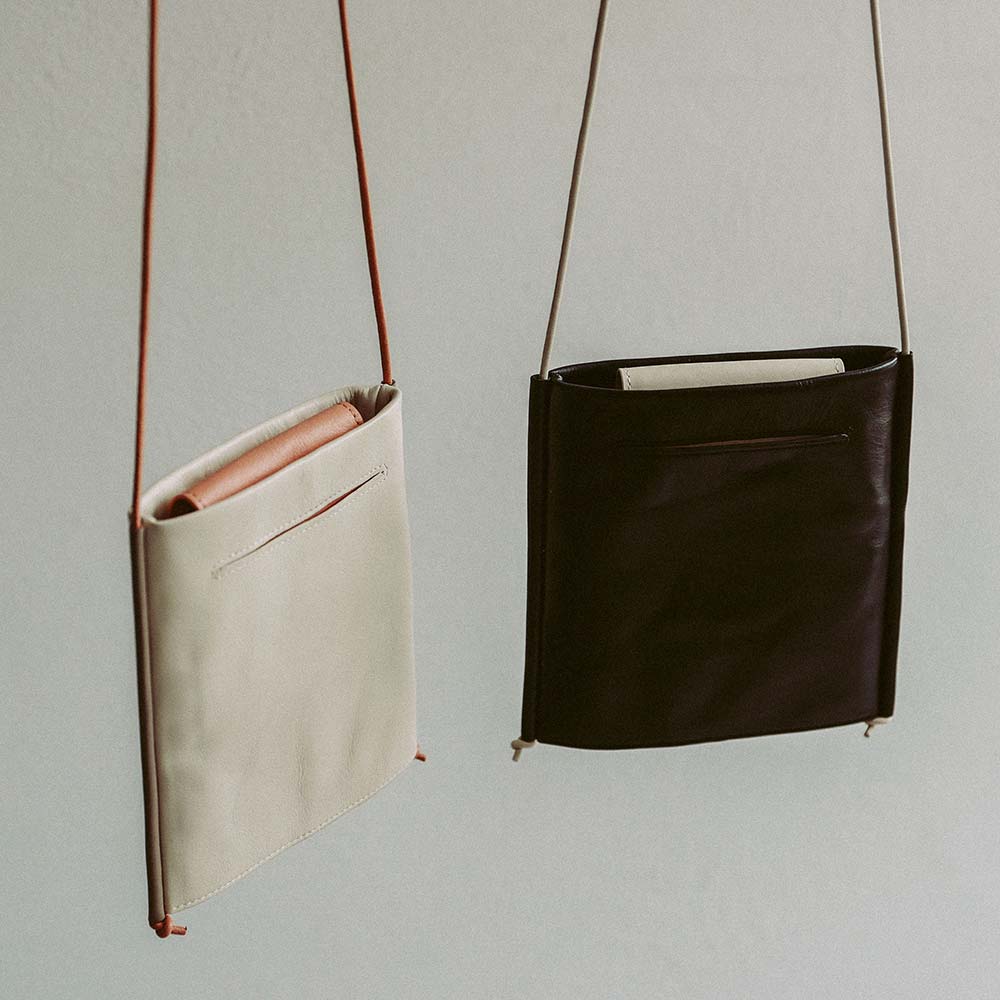 四角いレザーコードサコッシュ 画像 1