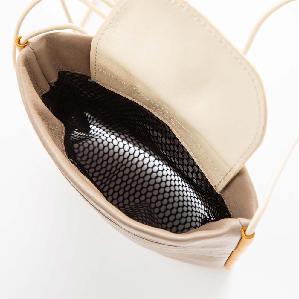 四角いレザーコードサコッシュ - 重くなりがちな革製品ですが、軽量化を重視。中がメッシュになっていることでレザーを使っていても135gと軽く仕上がっています。