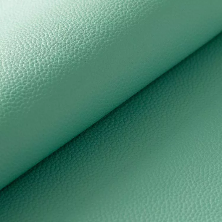 クリームソーダが溶け、エメラルドグリーンにまろやかなミルクが混ざったようなグリーン。