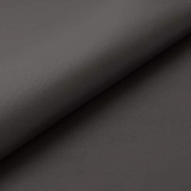 黒ごまプリンのように、ほろ苦さとやさしさが溶け合う、まろやかなチャコールグレー。