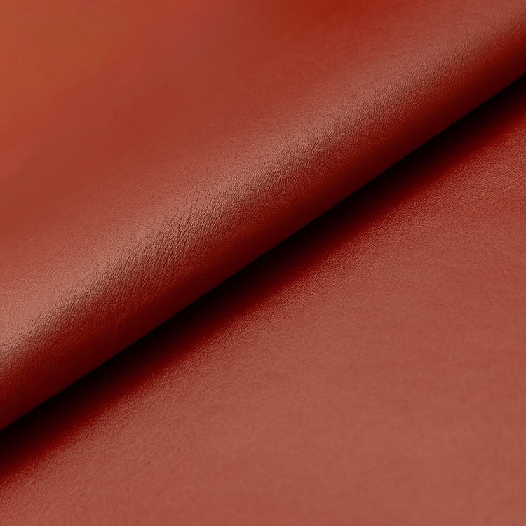 スリム長財布（カード収納13段） - 【期間限定 2026.03.31 まで】ツバキ 一面の雪景色の中で、力強く、そして静かに咲き誇る椿の花びらを写し取った赤色。