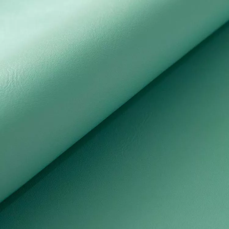 クリームソーダが溶け、エメラルドグリーンにまろやかなミルクが混ざったようなグリーン。