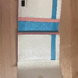 中身の写真
フラミンゴピンク
アイボリーホワイト
ターコイズブルー