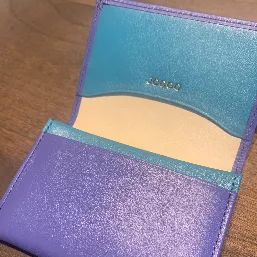 コーポレートカラーの名刺入れ。名入れでお願いしたため名前部分は映り込まないカットの画像