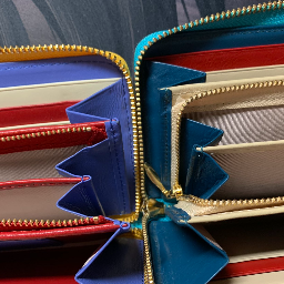 左、2022年に再購入した財布、
右、2028年に購入した財布