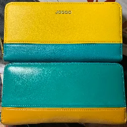 上、2022年に再購入した財布、
下、2018年に購入した財布