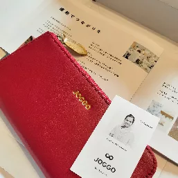 オリジナルレザーのブライトレッドに期間限定のフルムーンゴールドを合わせました。