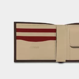 単色でシンプルにしつつ、ワインレッドの部分がアクセント。還暦祝いを意識して。
