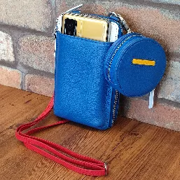 黄色いスマホが良く合うドラえもんカラーです
マカロンポーチにはイヤホンか鍵を入れようか