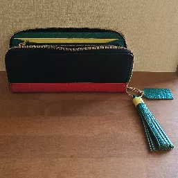 レザータッセルチャーム＋シンプルラウンドバイカラー長財布（エンボス）