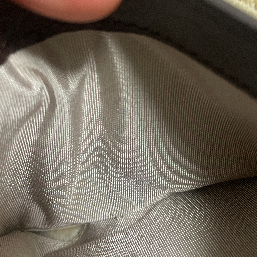 お札入れの部分が縫ってなければもう少しお札が奥に入って安心します。