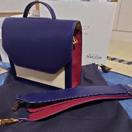 バッグとバッグに合わせたカラーのショルダーストラップ