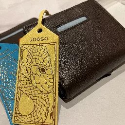 ブラウン、オレンジ、アイスブルーの3色でまとめました。