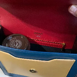 ミニマムサイズですがミニ財布入れて(写ってない😂)カップコーヒーとかも入れようと思えば入りました。
