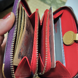 コインケース側のマチにカードやお札(画像はパスモ)が入らない