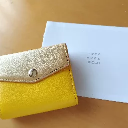 かぶせ部分のゴールドがいいアクセントになっています。