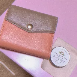 お財布とケアクリーム