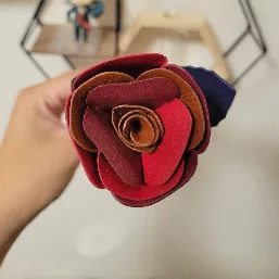 薔薇の折り重なる花弁がとても綺麗に作られていてすごいと思いました。