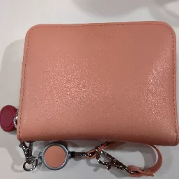 ロゴは型押しにしました。