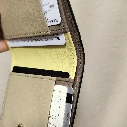 縫製が丁寧!!カードを重ねて入れても、ほつれなさそうです