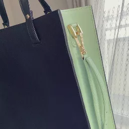 マチ部分と内側がピスタチオグリーン