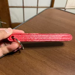 赤ベースに型押しロゴが可愛いです♡