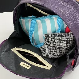 荷物を収納した状態のバックパック内側の写真